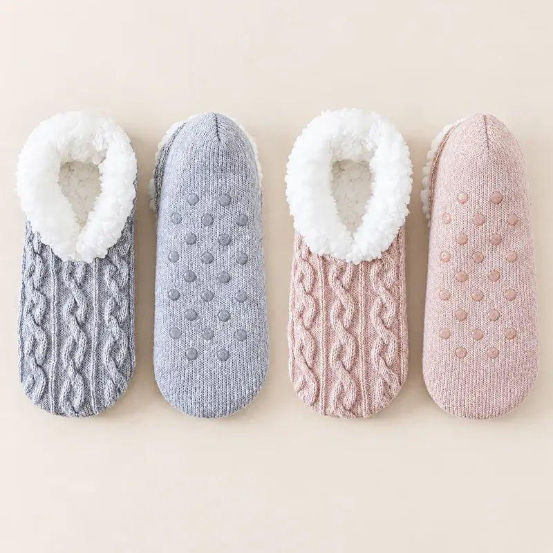 🧦 Különleges, 2 párra szóló csomag: Puha, plüss otthoni zoknik csúszásgátló szilikon talppal · Műszőrme bélés a melegség és kényelem érdekében · Rugalmas, fonott kötött minta · Tökéletes választás, hogy egész télen kellemes melegben érezd magad!