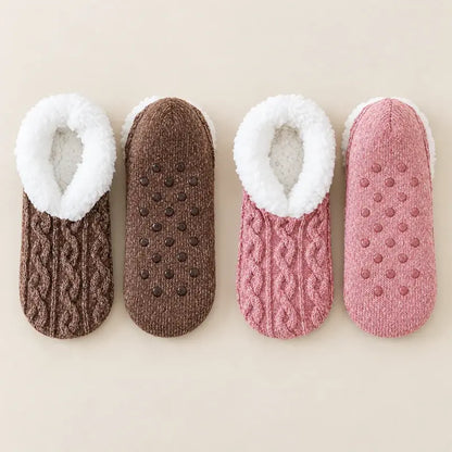 🧦 Különleges, 2 párra szóló csomag: Puha, plüss otthoni zoknik csúszásgátló szilikon talppal · Műszőrme bélés a melegség és kényelem érdekében · Rugalmas, fonott kötött minta · Tökéletes választás, hogy egész télen kellemes melegben érezd magad!