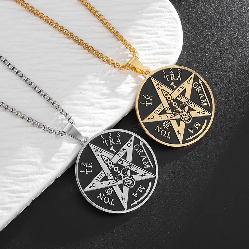 ✨【2 artículos 25 euros】Un collar con colgante de cuatro caracteres; el collar simboliza protección y sabiduría, y sirve como talismán.