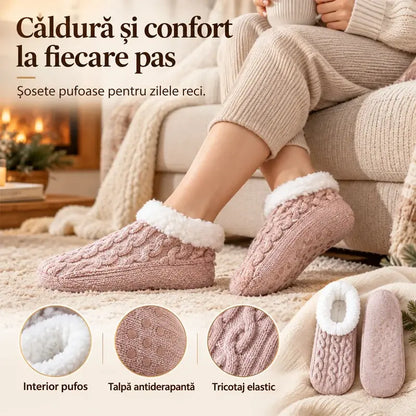 🧦 Különleges, 2 párra szóló csomag: Puha, plüss otthoni zoknik csúszásgátló szilikon talppal · Műszőrme bélés a melegség és kényelem érdekében · Rugalmas, fonott kötött minta · Tökéletes választás, hogy egész télen kellemes melegben érezd magad!