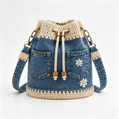 Un bolso de mezclilla tejida estilo bohemio que complementa todos tus looks ✨
