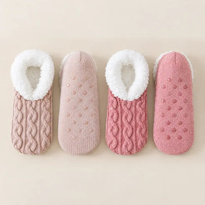🧦 Különleges, 2 párra szóló csomag: Puha, plüss otthoni zoknik csúszásgátló szilikon talppal · Műszőrme bélés a melegség és kényelem érdekében · Rugalmas, fonott kötött minta · Tökéletes választás, hogy egész télen kellemes melegben érezd magad!