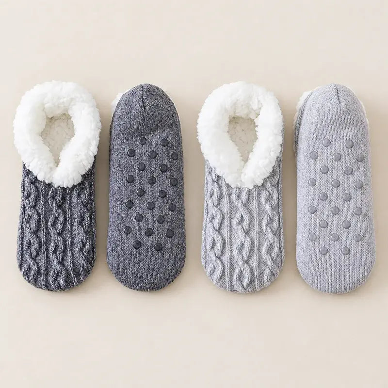 🧦 Különleges, 2 párra szóló csomag: Puha, plüss otthoni zoknik csúszásgátló szilikon talppal · Műszőrme bélés a melegség és kényelem érdekében · Rugalmas, fonott kötött minta · Tökéletes választás, hogy egész télen kellemes melegben érezd magad!