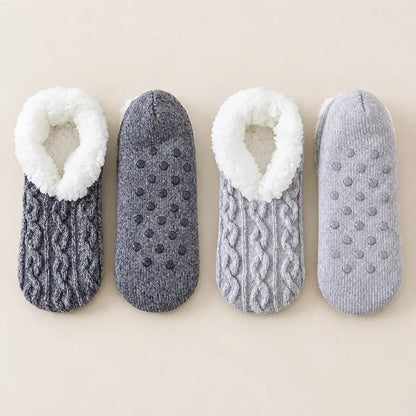 🧦 Különleges, 2 párra szóló csomag: Puha, plüss otthoni zoknik csúszásgátló szilikon talppal · Műszőrme bélés a melegség és kényelem érdekében · Rugalmas, fonott kötött minta · Tökéletes választás, hogy egész télen kellemes melegben érezd magad!