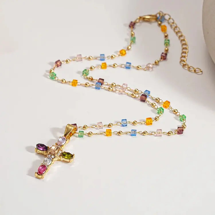 Oferta: Collar con cruz de circonitas de colores. Incluye un precioso joyero.