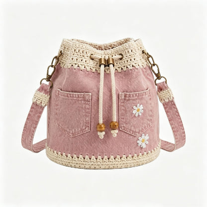 Un bolso de mezclilla tejida estilo bohemio que complementa todos tus looks ✨