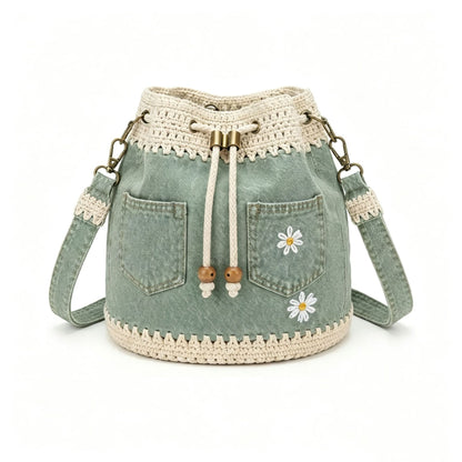 Un bolso de mezclilla tejida estilo bohemio que complementa todos tus looks ✨